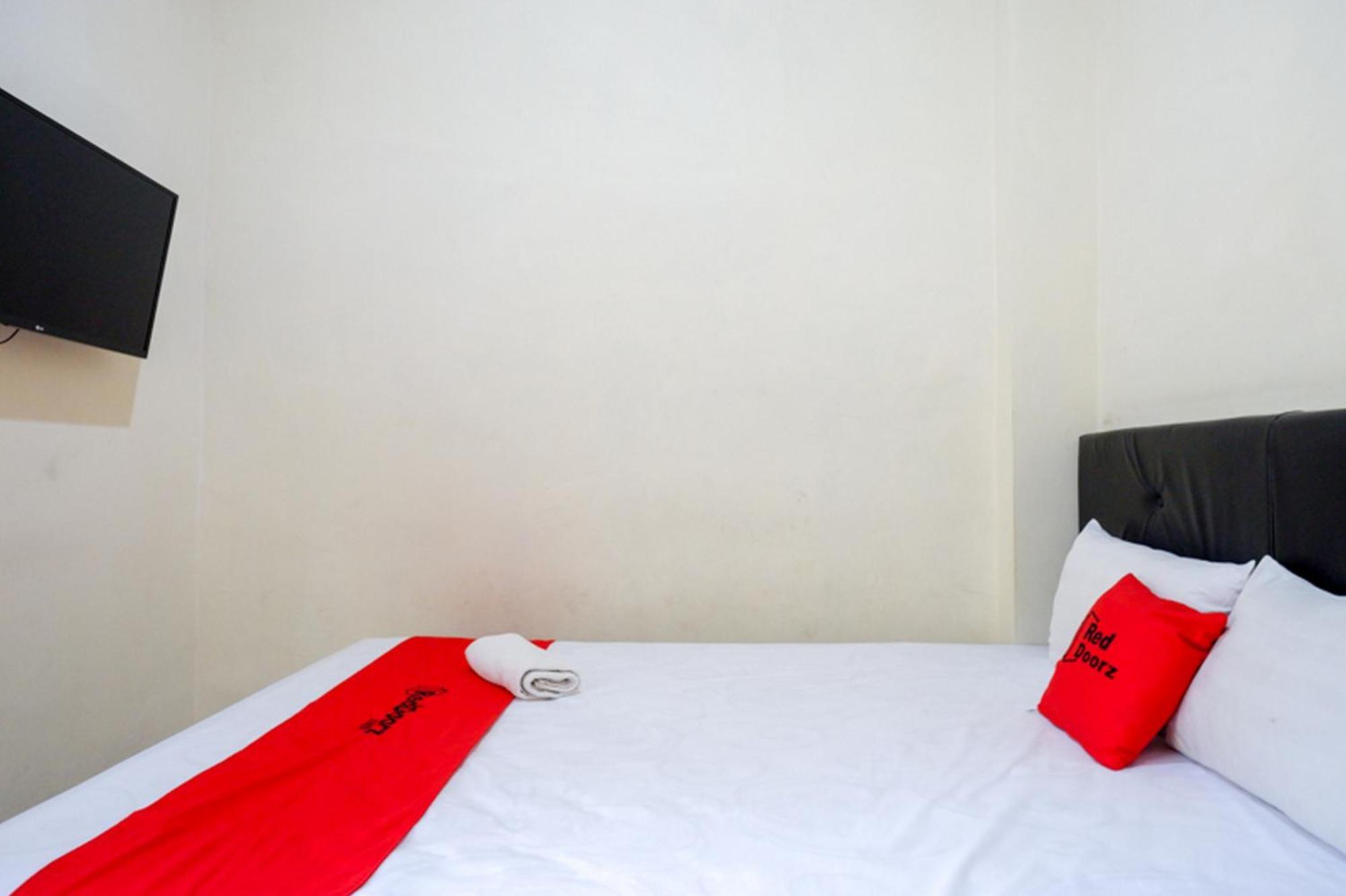 Reddoorz Syariah Near Purwosari Train Station Hotel Solo Екстериор снимка