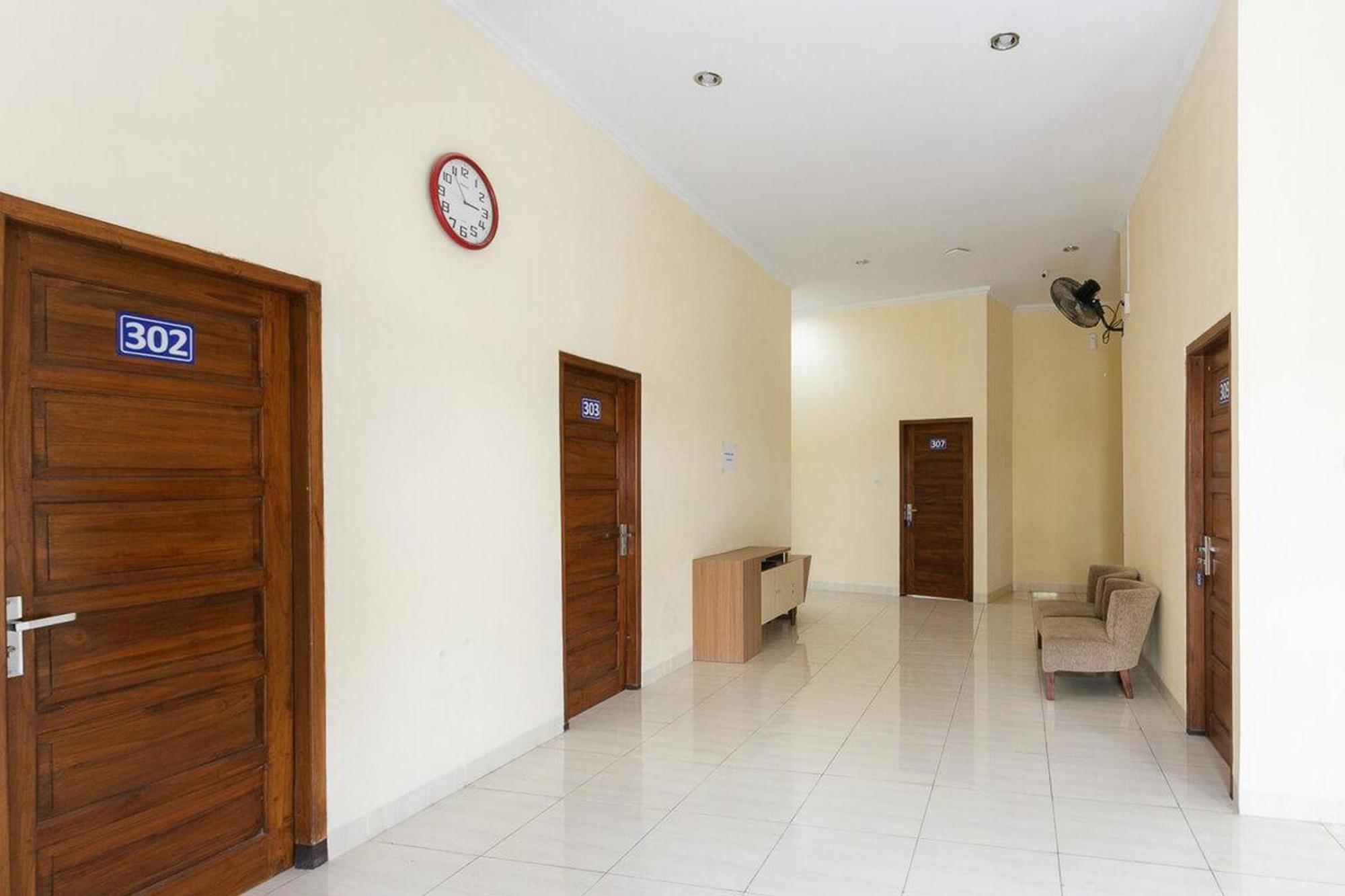 Reddoorz Syariah Near Purwosari Train Station Hotel Solo Екстериор снимка