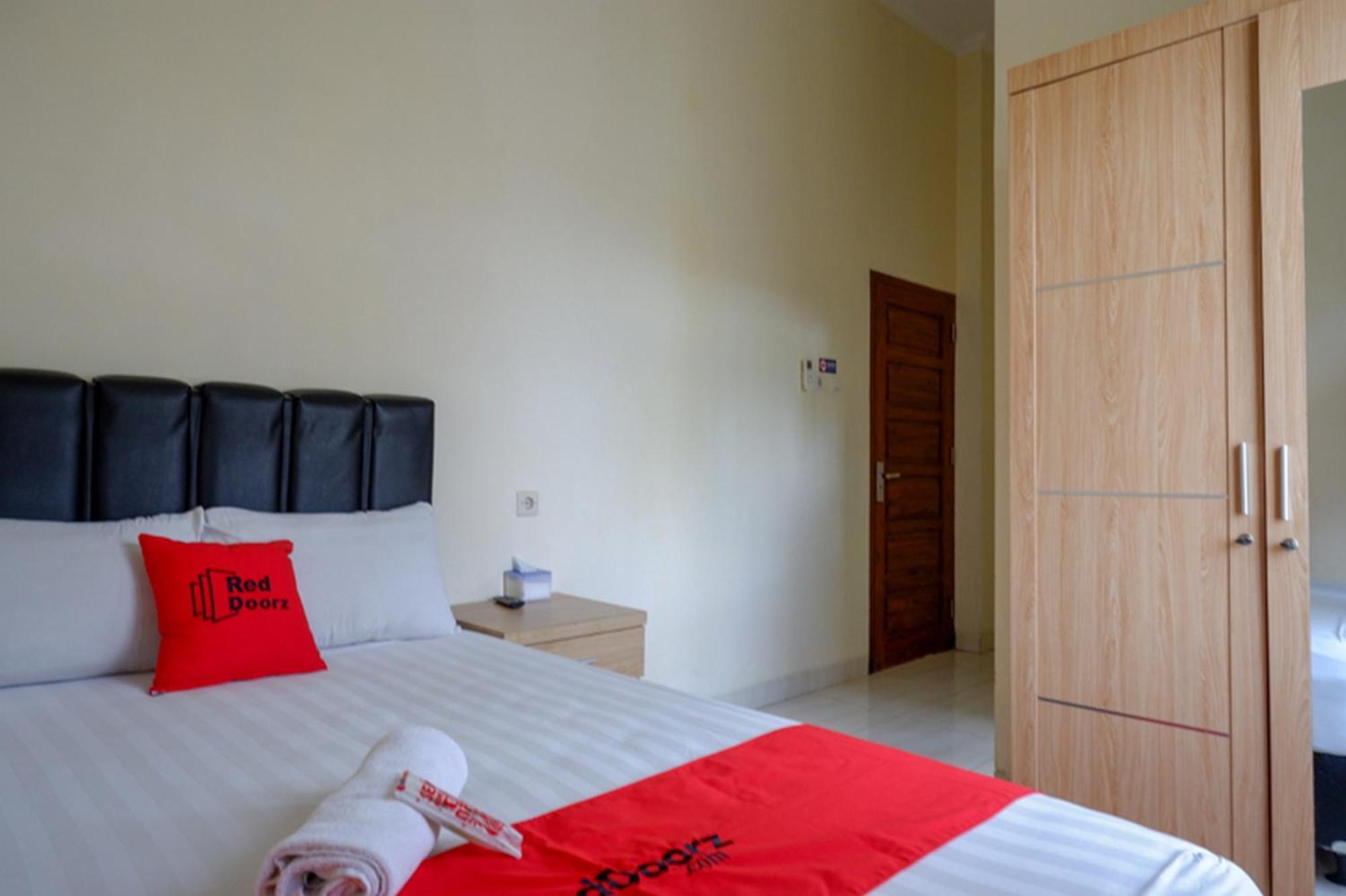Reddoorz Syariah Near Purwosari Train Station Hotel Solo Екстериор снимка