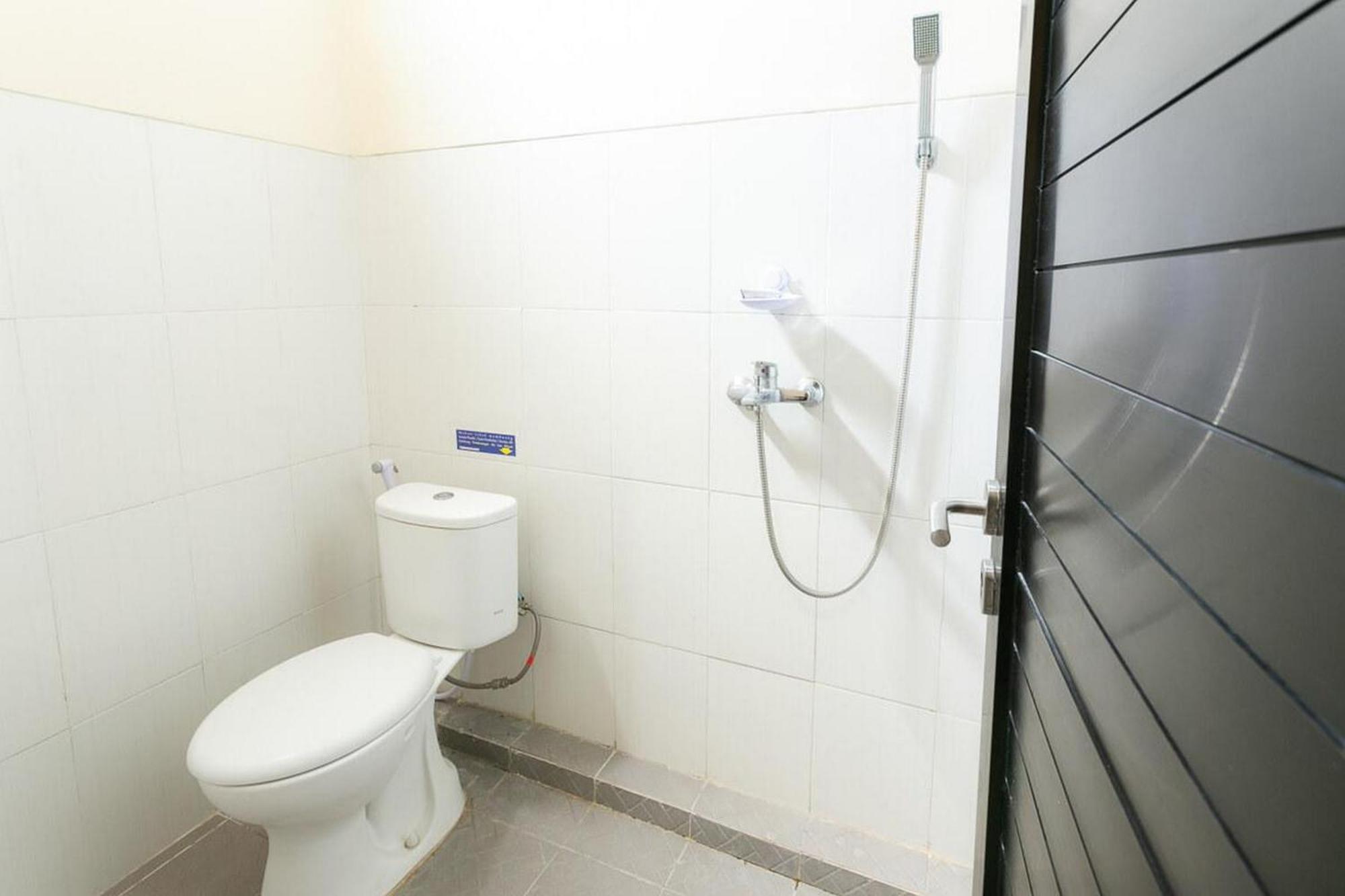 Reddoorz Syariah Near Purwosari Train Station Hotel Solo Екстериор снимка