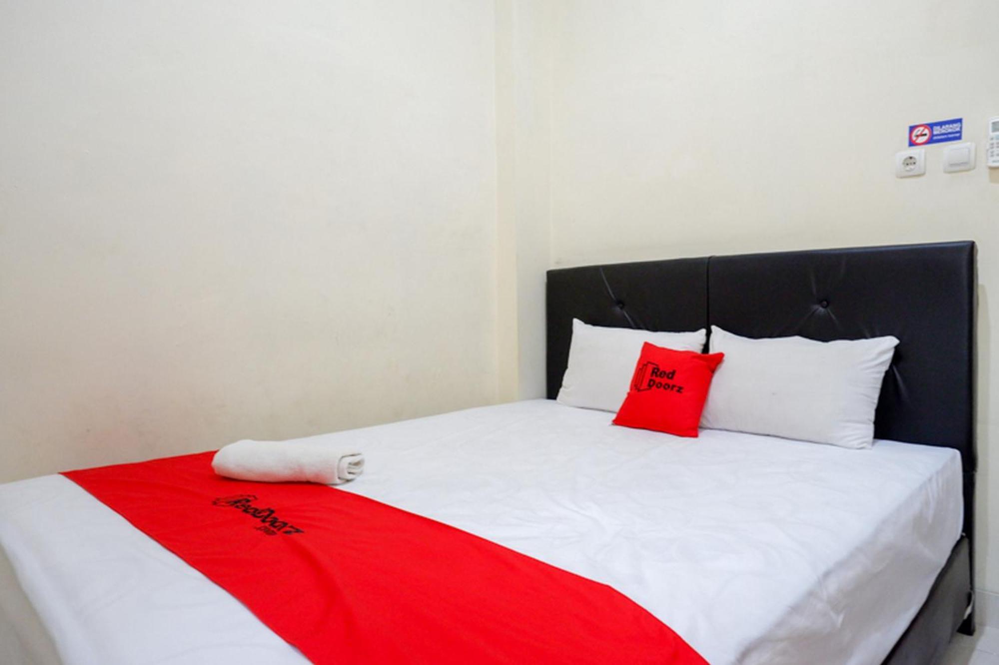 Reddoorz Syariah Near Purwosari Train Station Hotel Solo Екстериор снимка