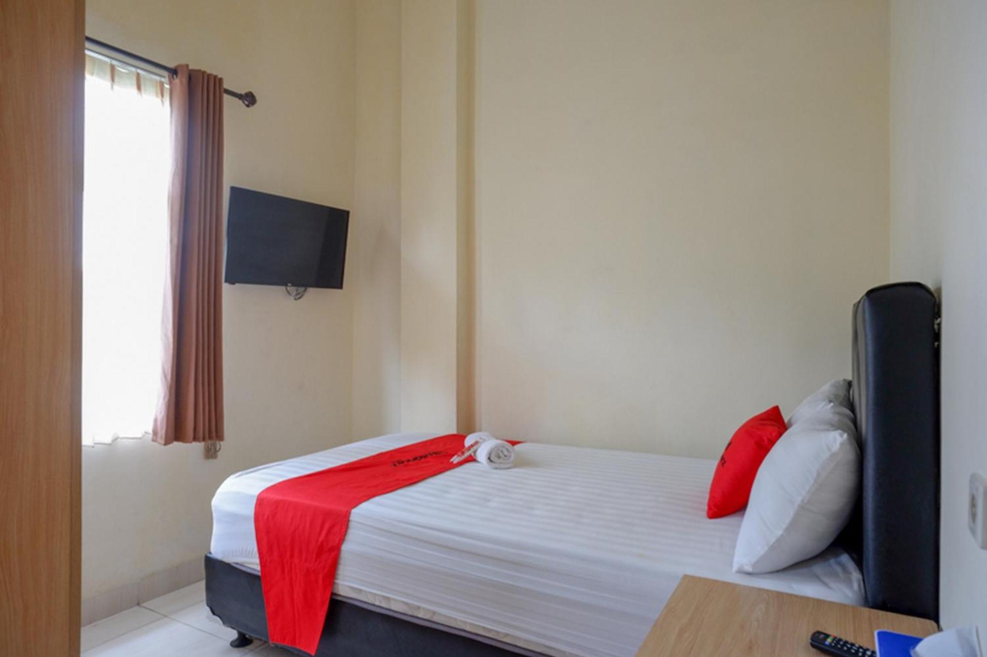 Reddoorz Syariah Near Purwosari Train Station Hotel Solo Екстериор снимка