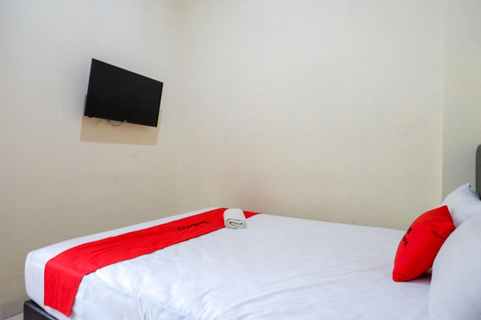 Reddoorz Syariah Near Purwosari Train Station Hotel Solo Екстериор снимка