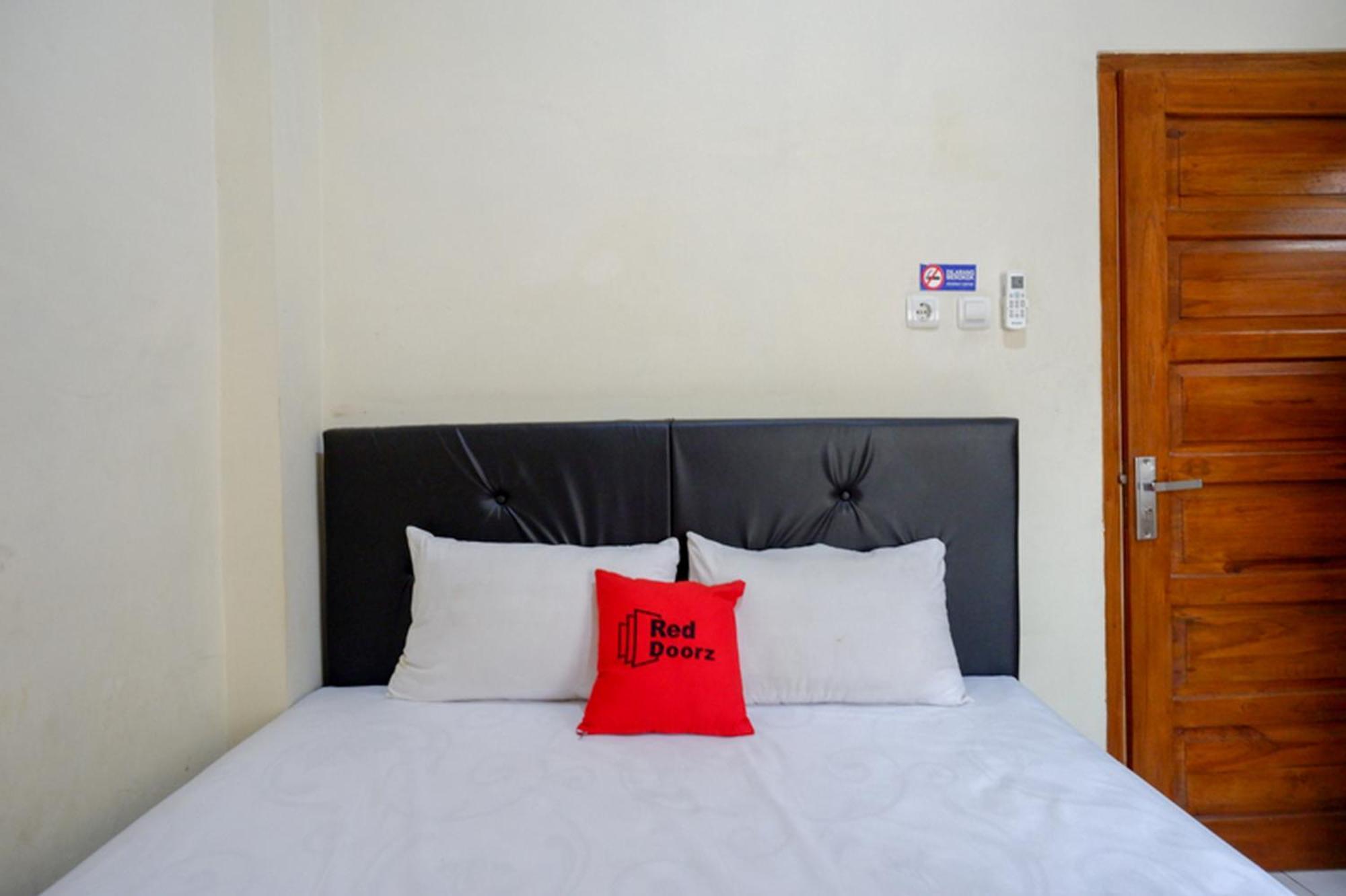 Reddoorz Syariah Near Purwosari Train Station Hotel Solo Екстериор снимка