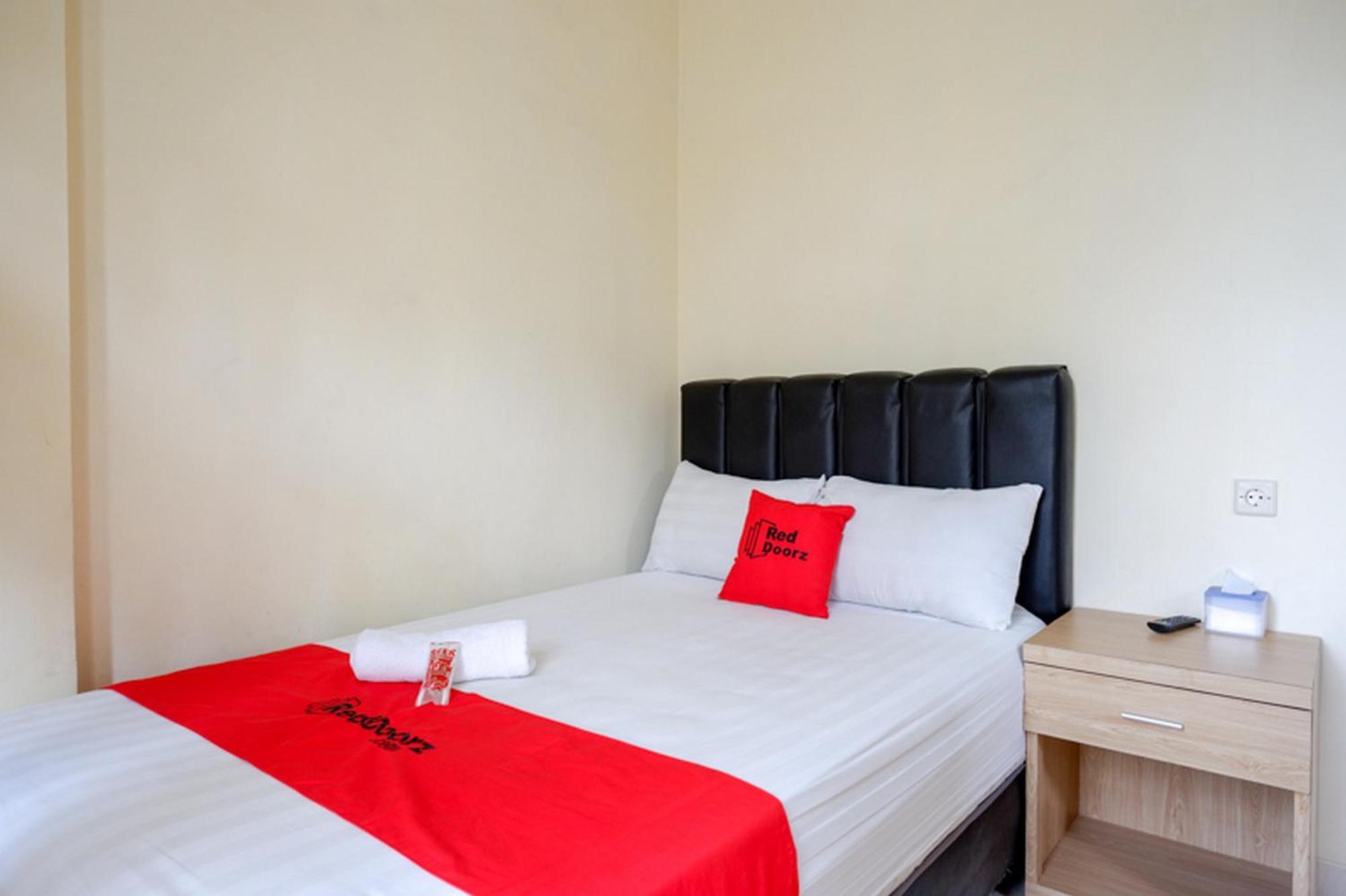 Reddoorz Syariah Near Purwosari Train Station Hotel Solo Екстериор снимка