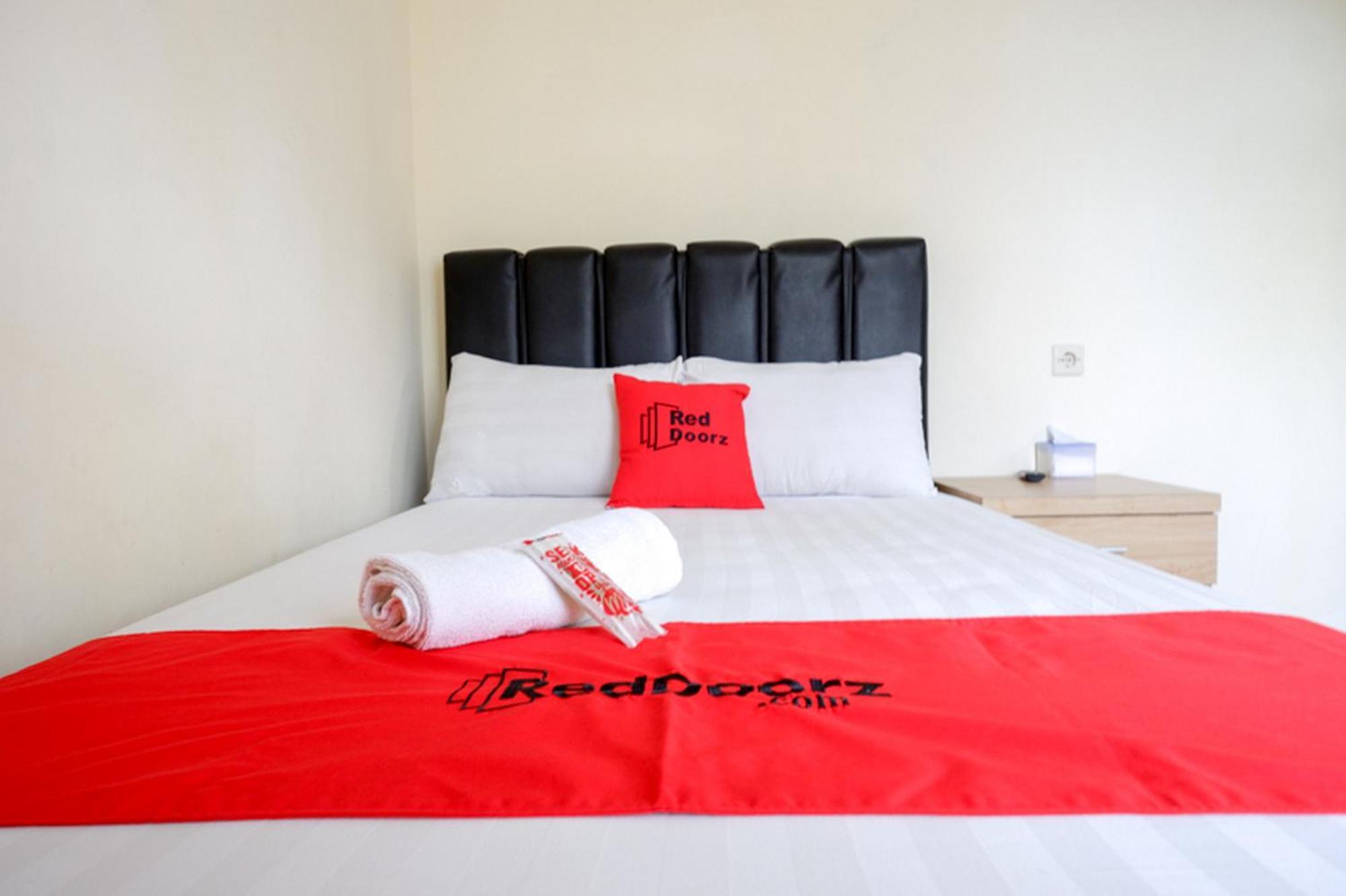 Reddoorz Syariah Near Purwosari Train Station Hotel Solo Екстериор снимка