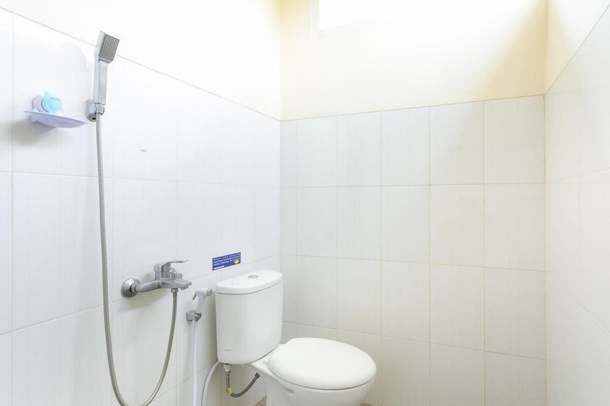 Reddoorz Syariah Near Purwosari Train Station Hotel Solo Екстериор снимка