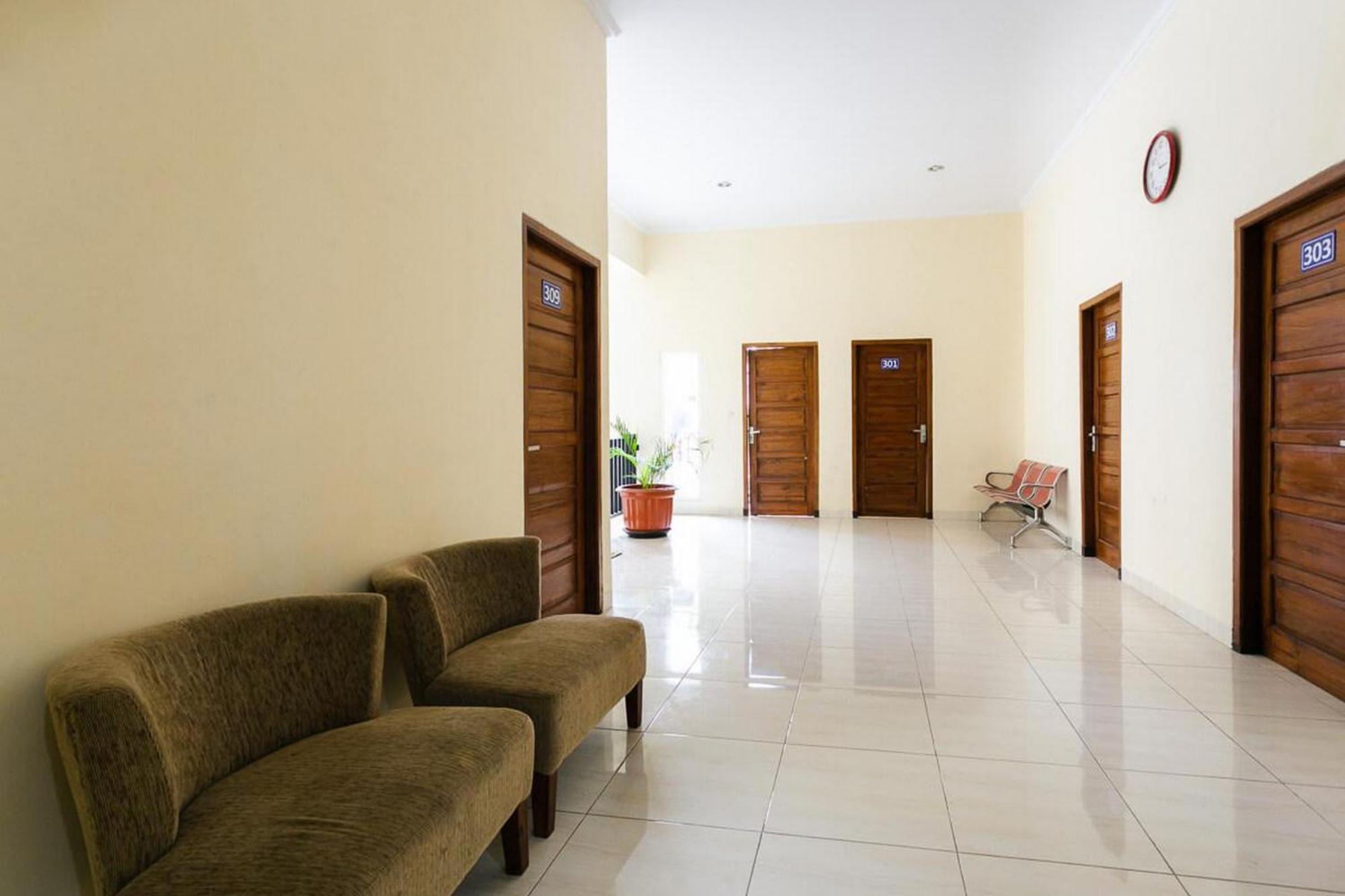 Reddoorz Syariah Near Purwosari Train Station Hotel Solo Екстериор снимка