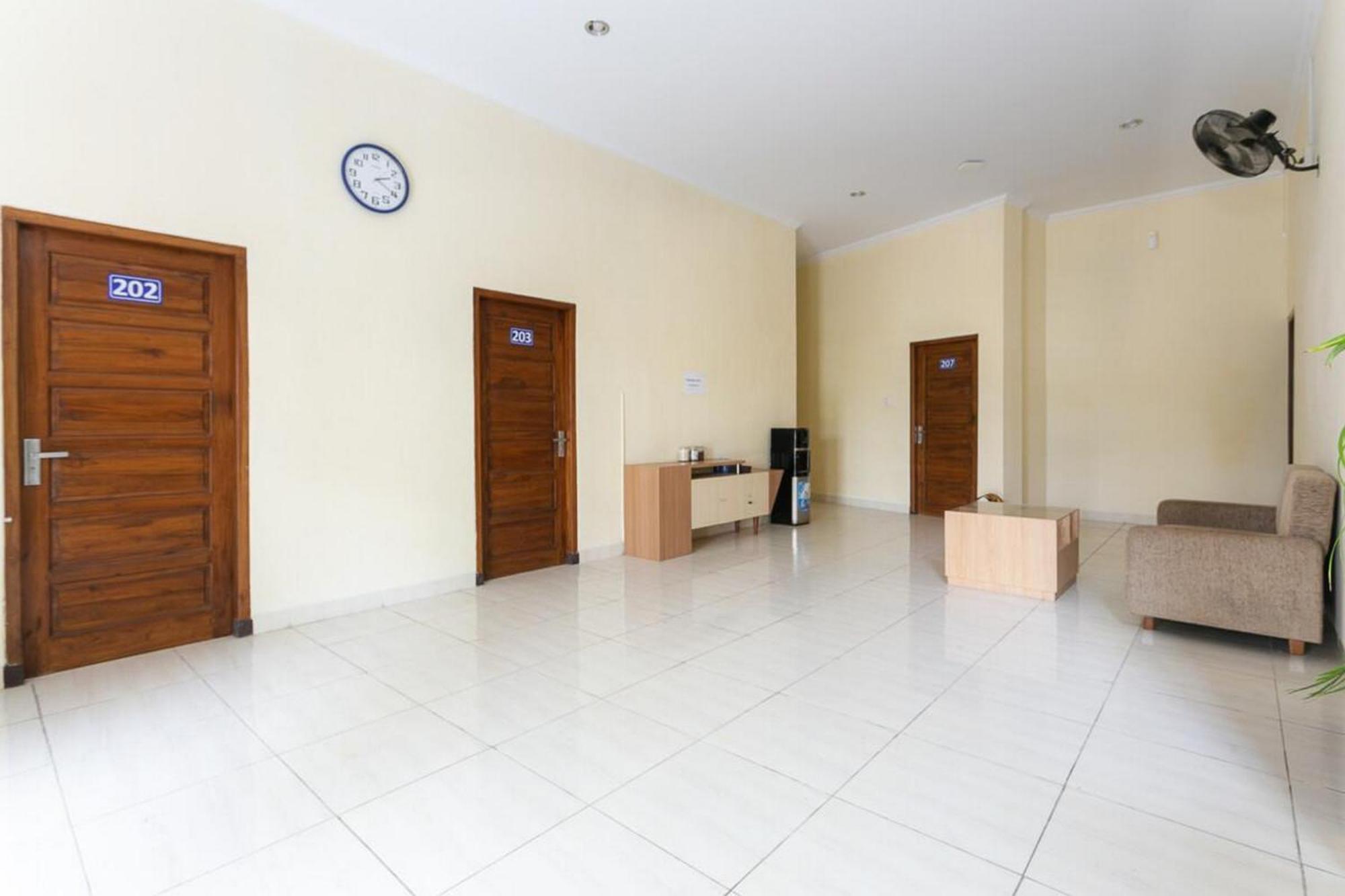 Reddoorz Syariah Near Purwosari Train Station Hotel Solo Екстериор снимка