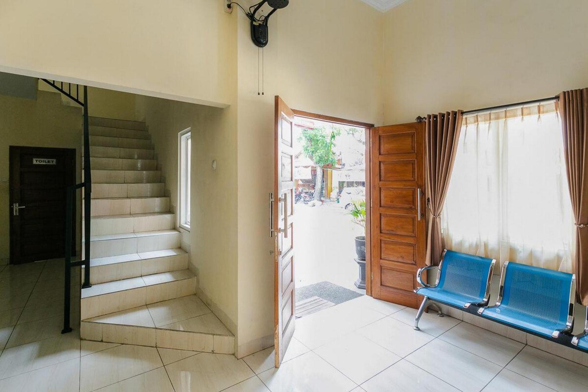 Reddoorz Syariah Near Purwosari Train Station Hotel Solo Екстериор снимка