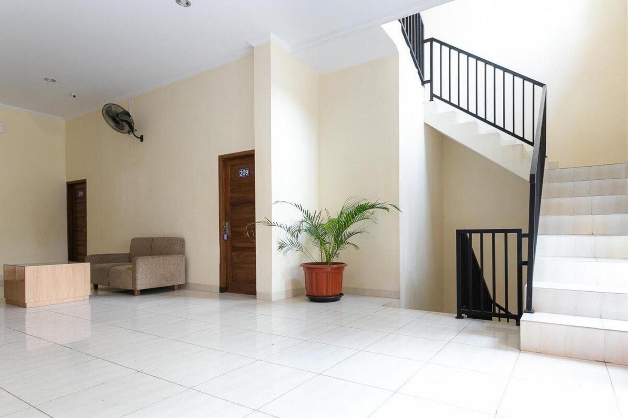 Reddoorz Syariah Near Purwosari Train Station Hotel Solo Екстериор снимка